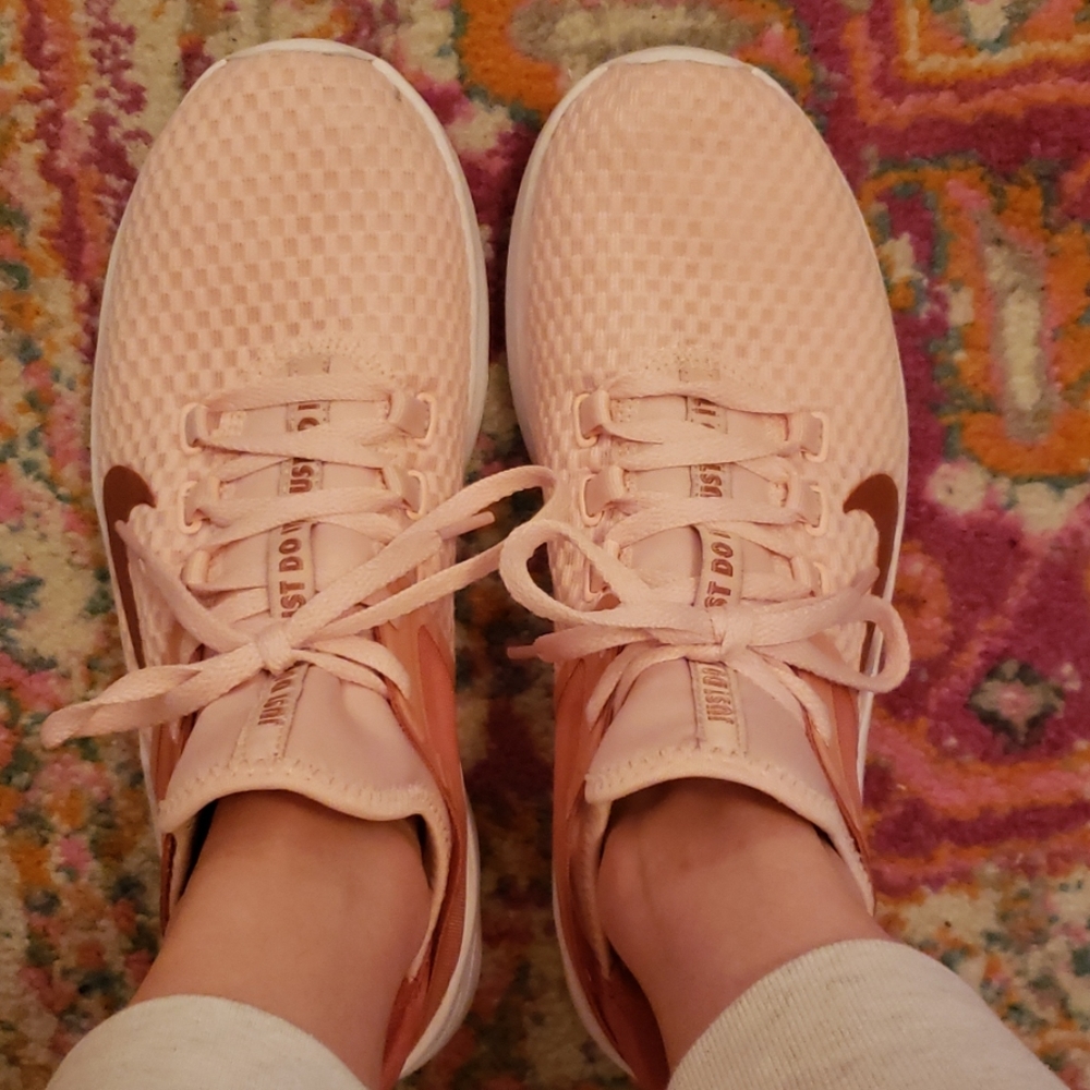 Nike Air Bella 2 in light pink/rose gold metallic